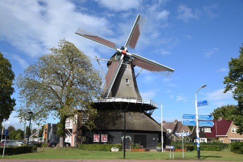 molen in de wijk, dorp, blauwe lucht