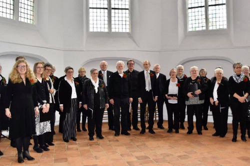 kerkkoor mensen in een kerk netjes gekleed