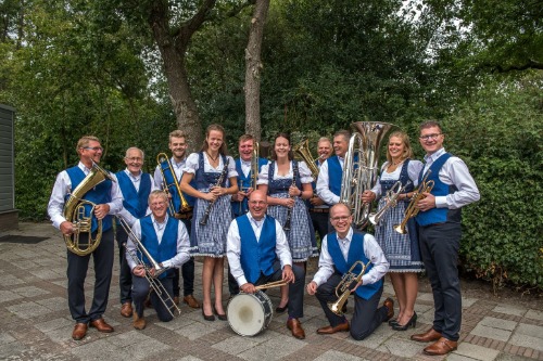 blaaskaper muzikanten met blaasinstrumenten 