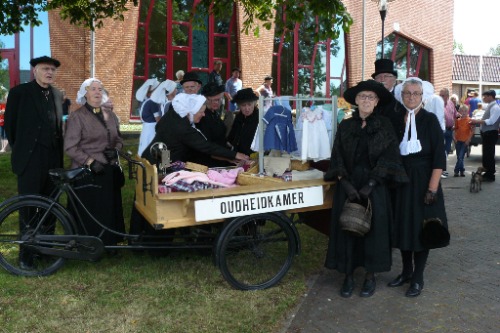 Oudheidkamer Zuidwolde, mensen verkleed in kledendracht 