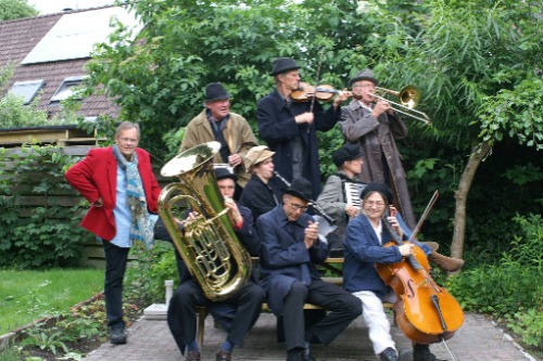 Muziekgroep Klets Zuidwolde, muzikanten mannen en vrouwen instrumenten  