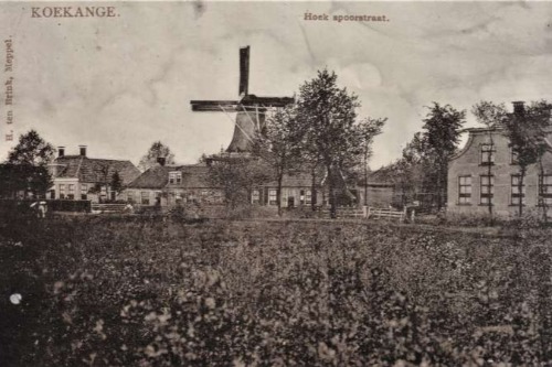 Historische zwart wit foto dorpsstraat Koekange